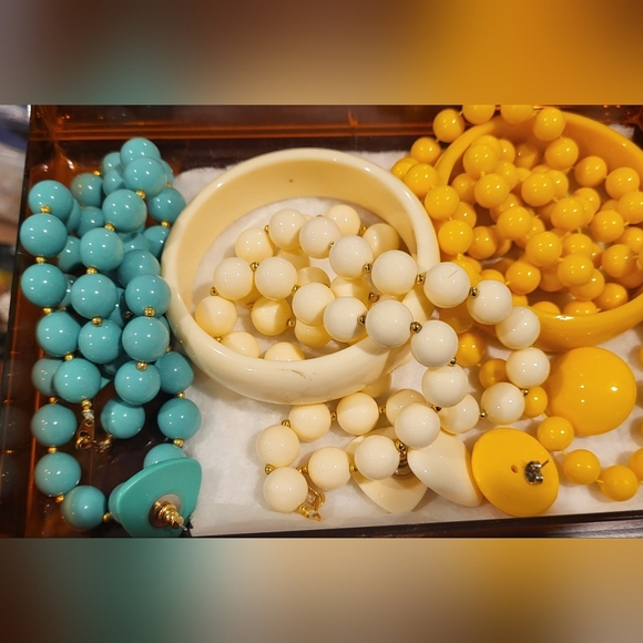 Lot of Vintage Jewelry! 3  necklaces,  2 bangle bracelets & 3 pairs of earrings! - Picture 2 of 2